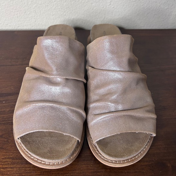 Kelsi Dagger Sandals Size 9 Brooklyn Beige Metallic Taupe Ruched Slide - Picture 2 of 9